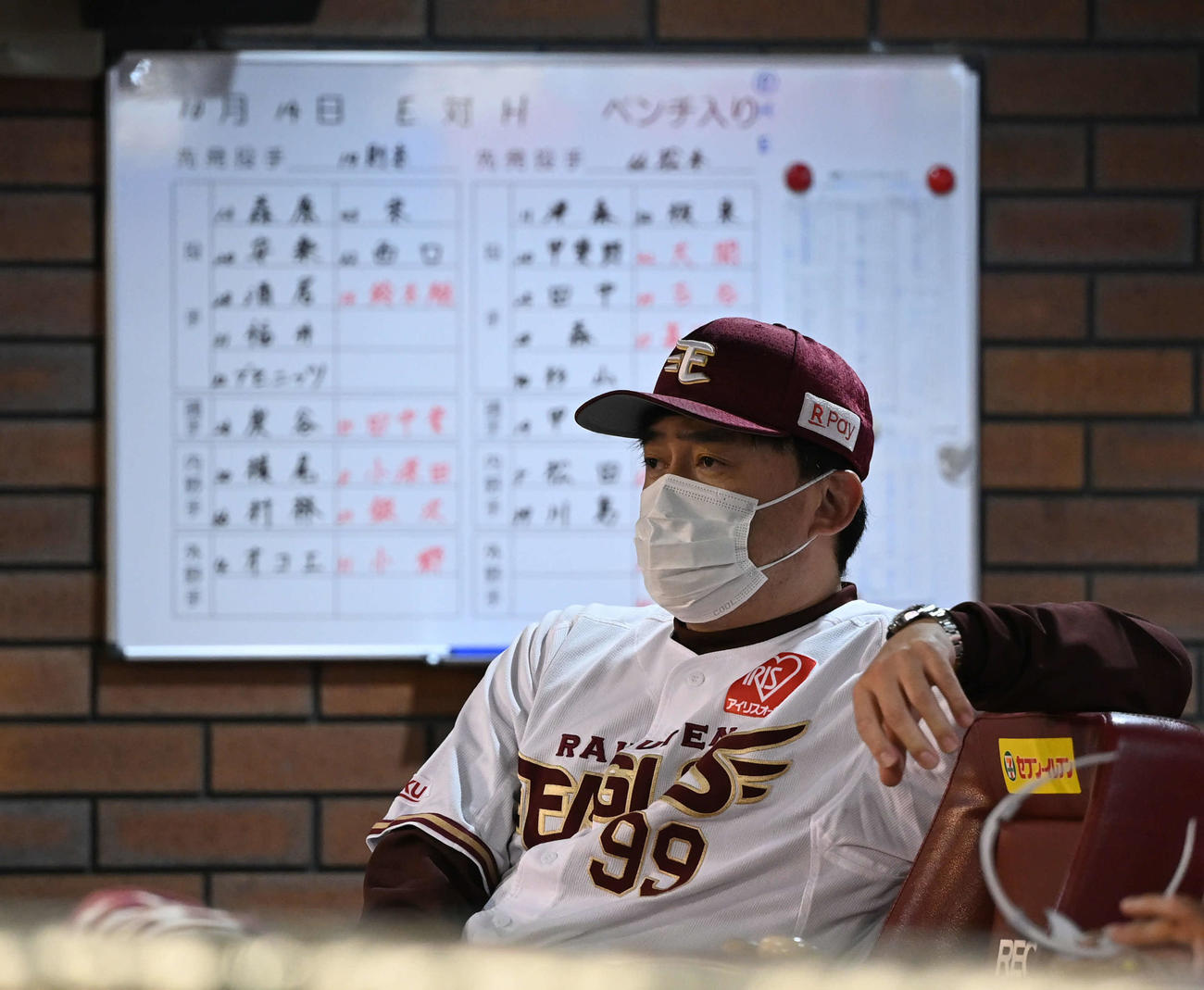 楽天対ソフトバンク　戦況を見守る楽天石井GM兼監督（撮影・山崎安昭）