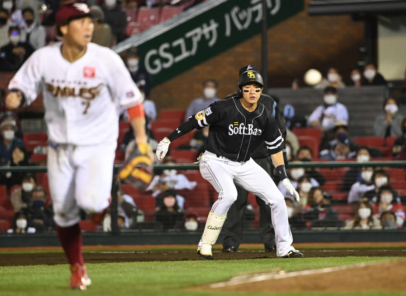 楽天対ソフトバンク　8回表ソフトバンク2死満塁、2点適時打を放った柳田は中継ミスを確認して二塁へ向かう。手前は一塁手鈴木大（撮影・山崎安昭）