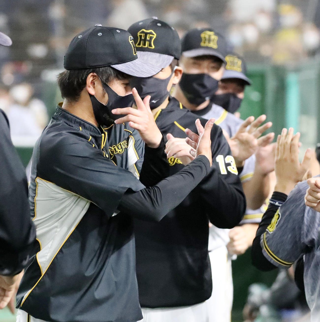 巨人対阪神　巨人に勝利しベンチでポーズを決める高橋（撮影・加藤哉）