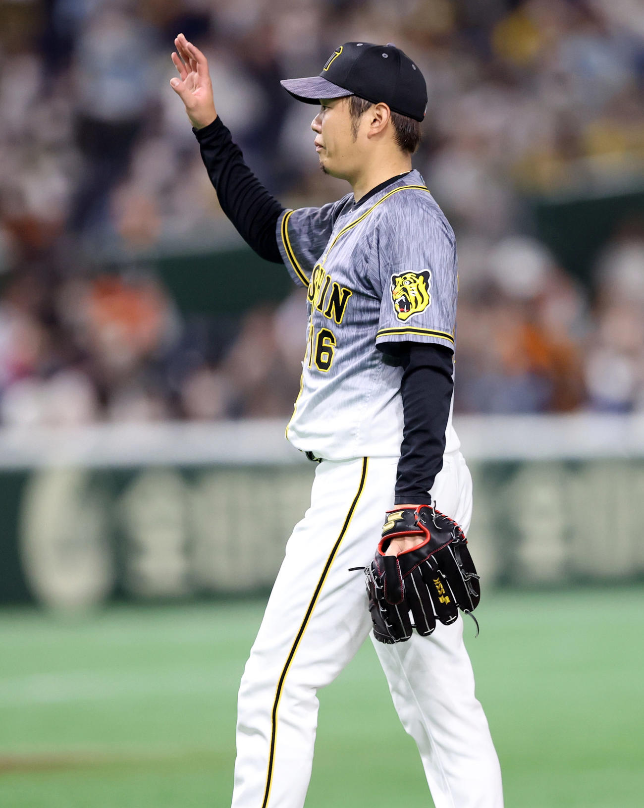 2021年10月13日　巨人対阪神　2回裏巨人2死三塁、突然ベンチにアピールし引き揚げ、そのまま降板する西勇（撮影・狩俣裕三）