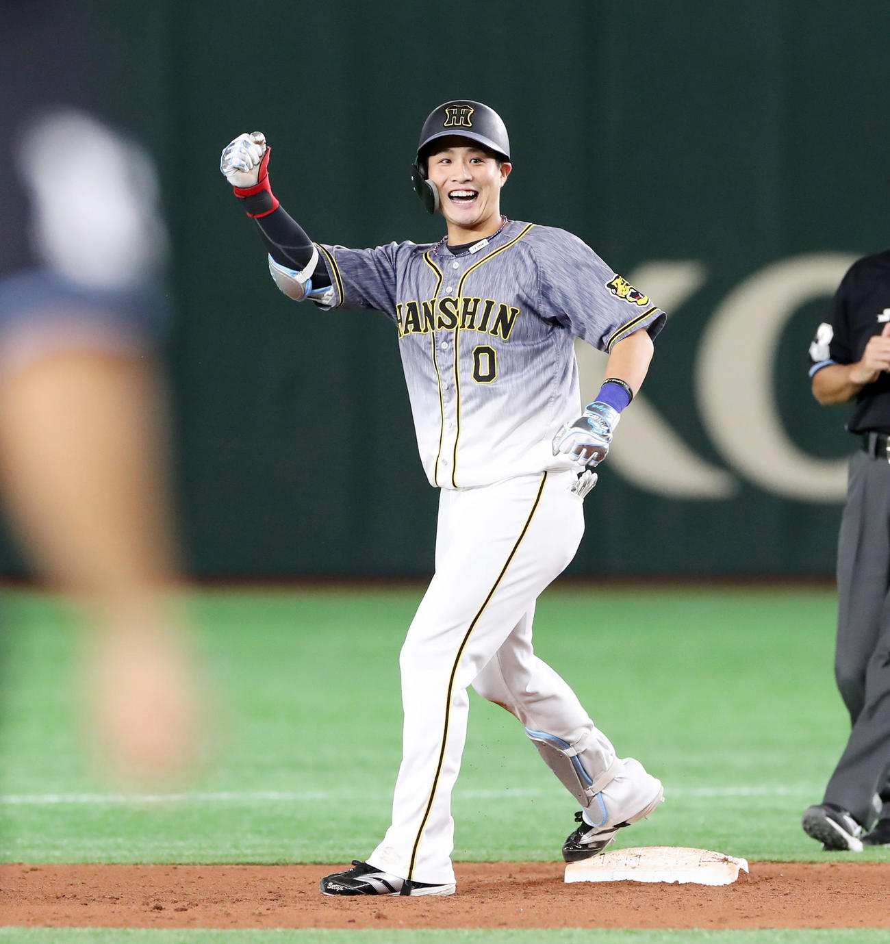 巨人対阪神　9回表阪神2死二、三塁、木浪は左越え適時二塁打を放つ（撮影・加藤哉）