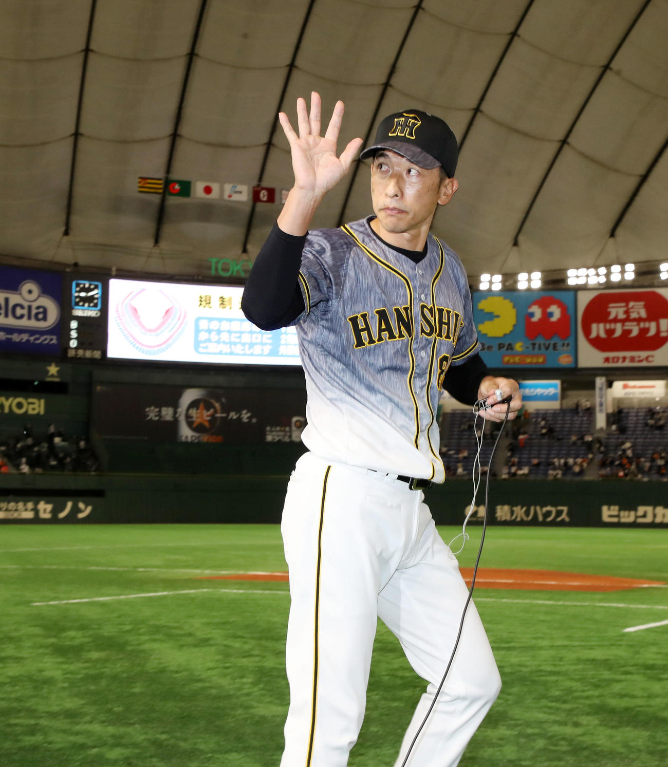 巨人対阪神　巨人に勝利しインタビューを終えた矢野監督（撮影・加藤哉）