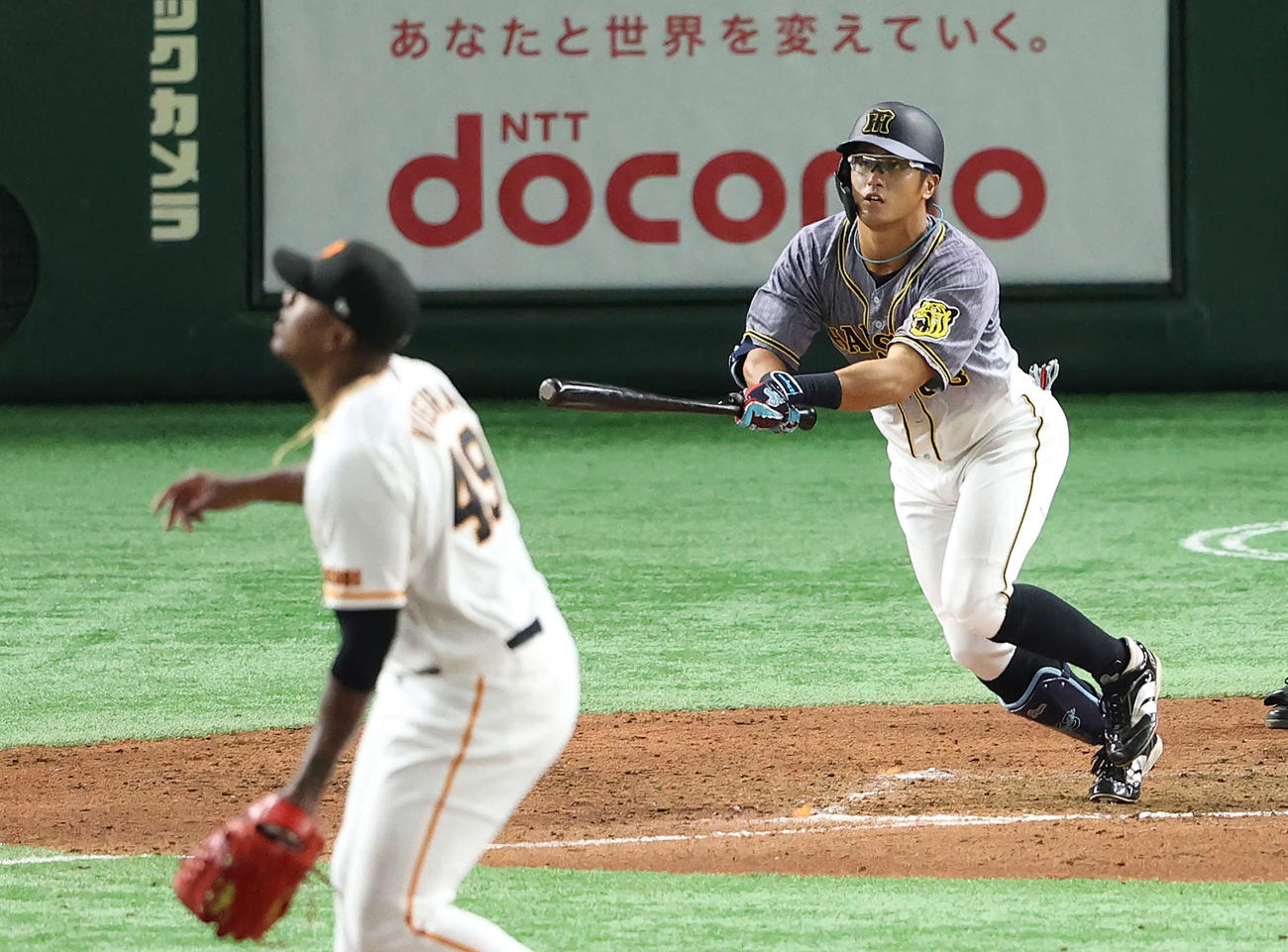 巨人対阪神　9回表阪神2死一、二塁、右翼フェンスを直撃する先制の適時二塁打を放つ板山。投手ビエイラ（撮影・河野匠）