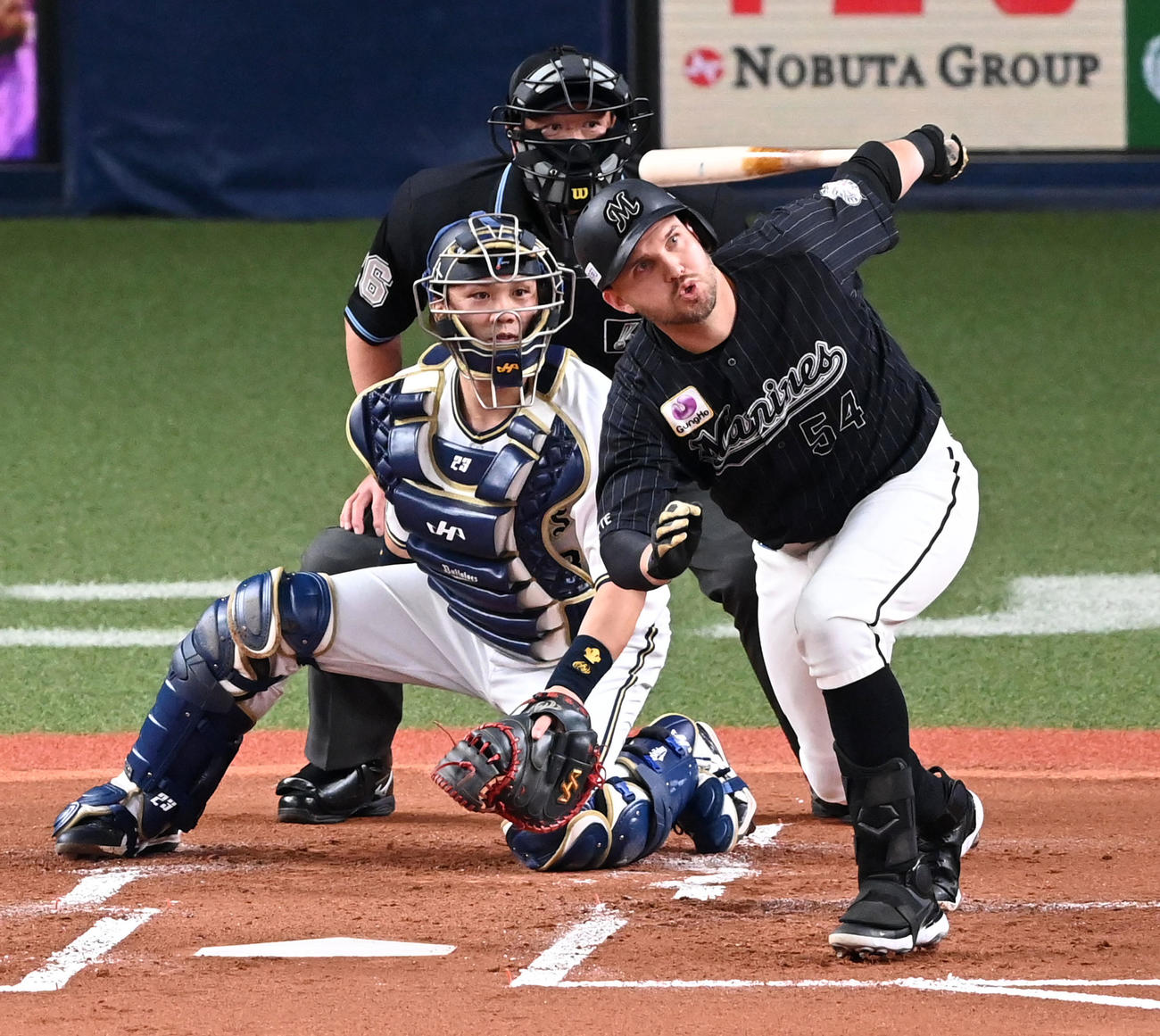 オリックス対ロッテ　1回表ロッテ1死一、二塁、レアードは先制に左適時二塁打を放つ（撮影・前岡正明）