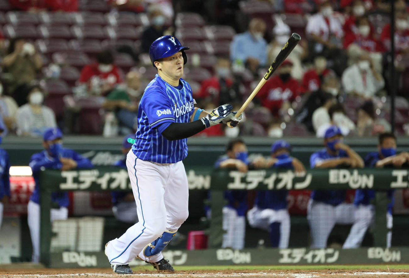 広島対DeNA 4回表DeNA1死、牧は右前打を放つ（撮影・加藤孝規）