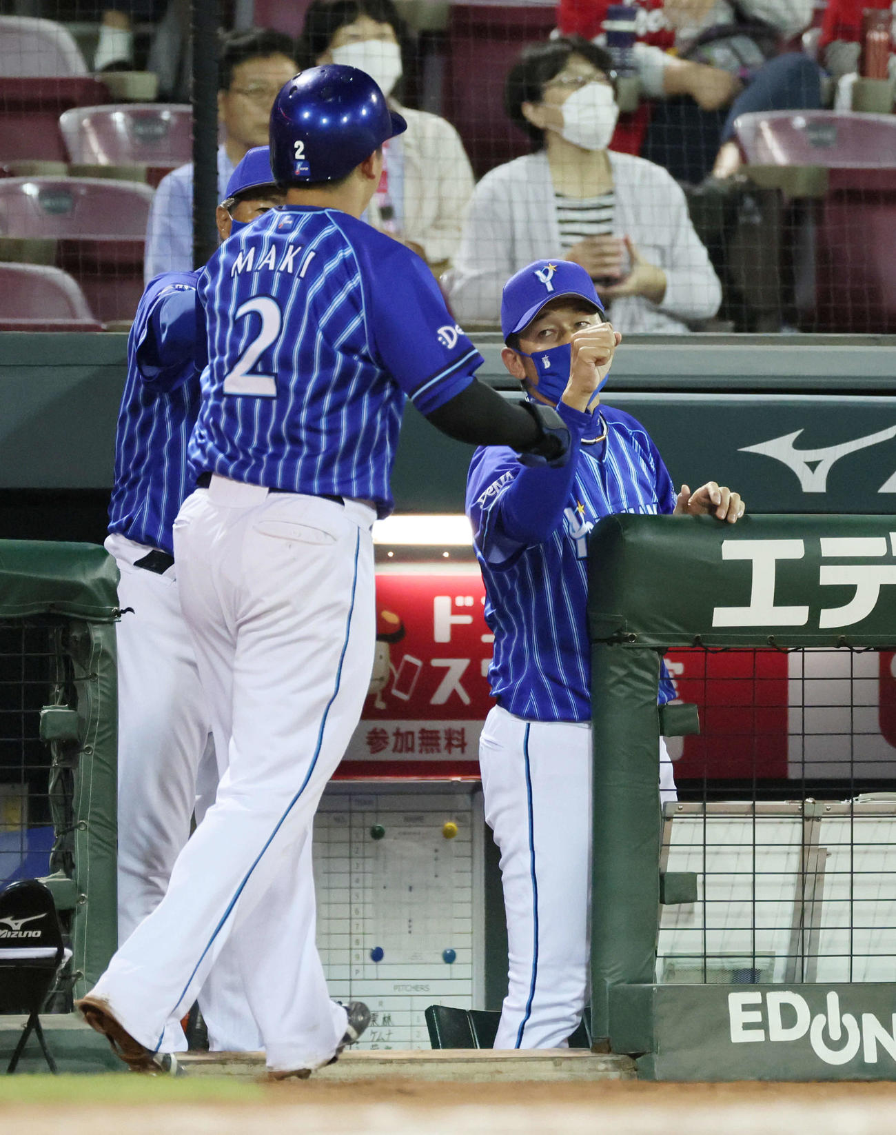 広島対DeNA 8回表DeNA無死二塁、宮崎の中前適時打で生還した牧を迎える三浦監督（撮影・加藤孝規）