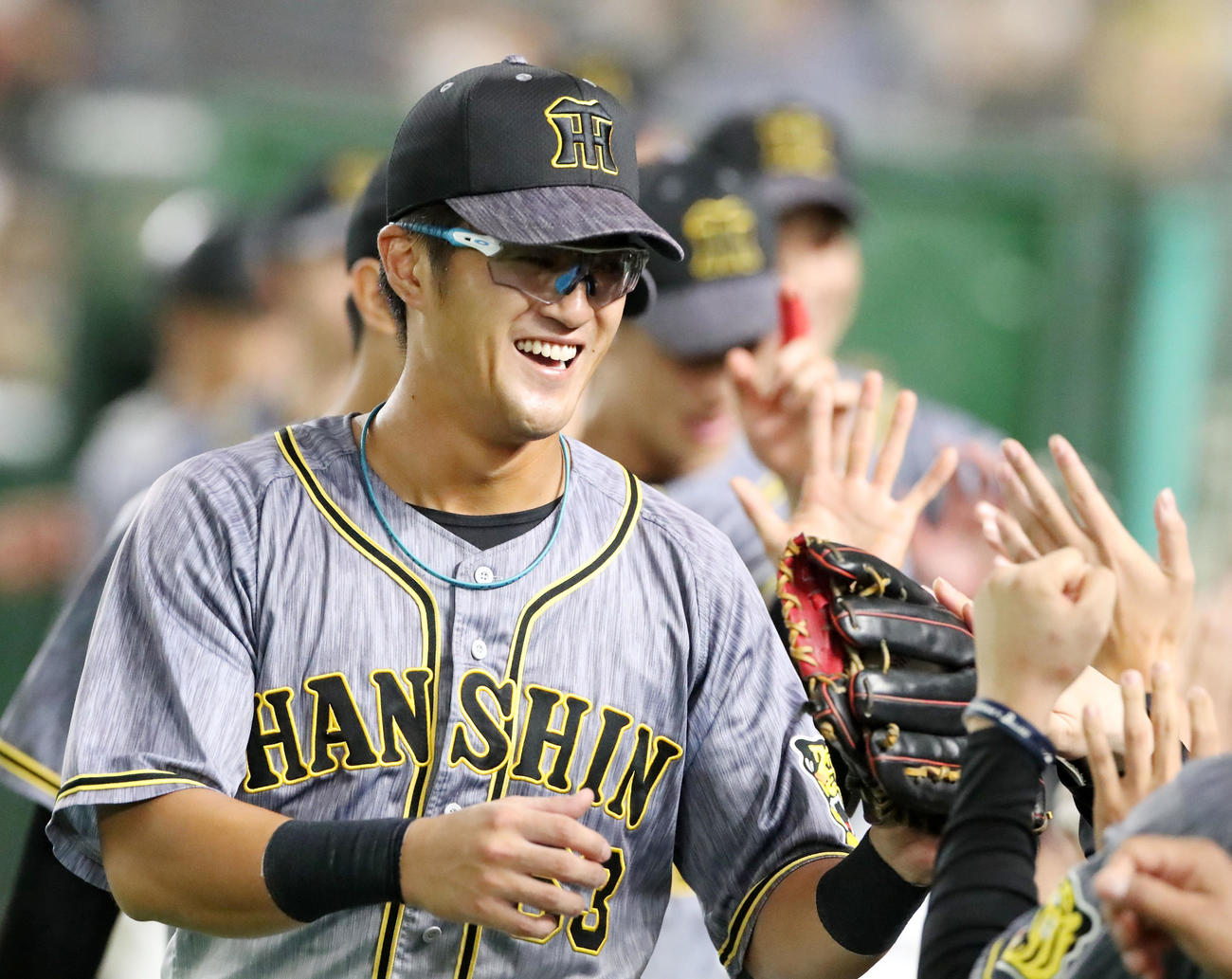 巨人対阪神　巨人に勝利しナインと笑顔でタッチする板山（撮影・加藤哉）