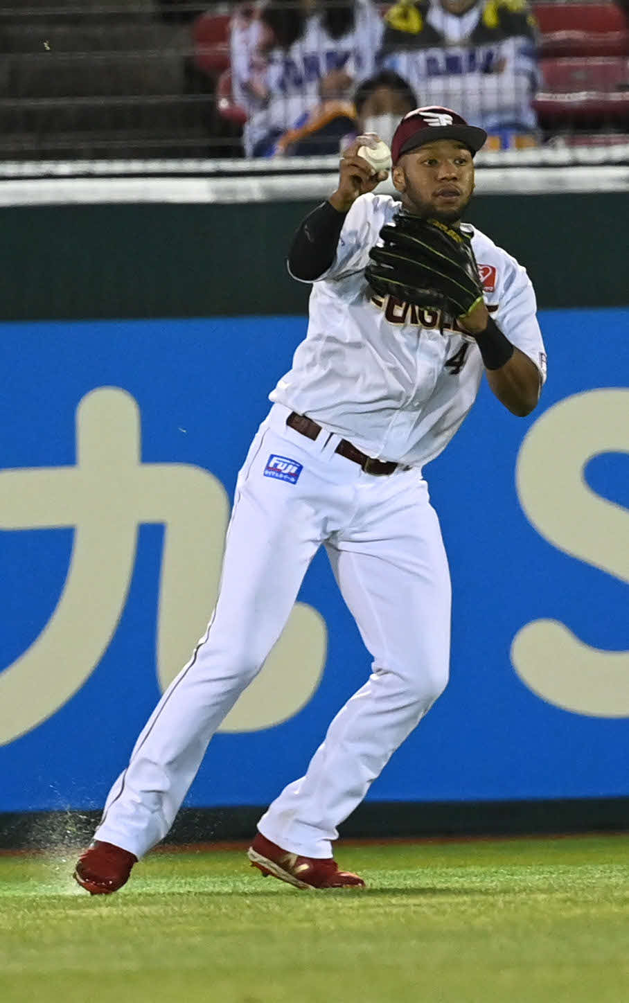 楽天対ソフトバンク　8回表ソフトバンク2死満塁、柳田の右中間への2点適時打を処理したオコエは送球にもたつく（撮影・山崎安昭）