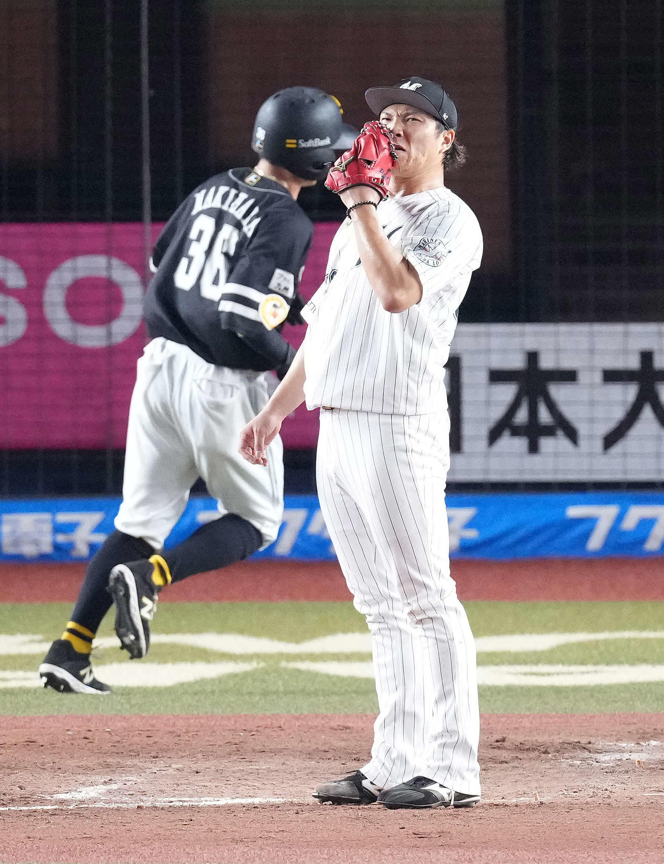 ロッテ対ソフトバンク　5回表ソフトバンク2死一、三塁、打者デスパイネの時、暴投し三塁走者牧原の生還を許した岩下は顔をしかめる（撮影・鈴木みどり）