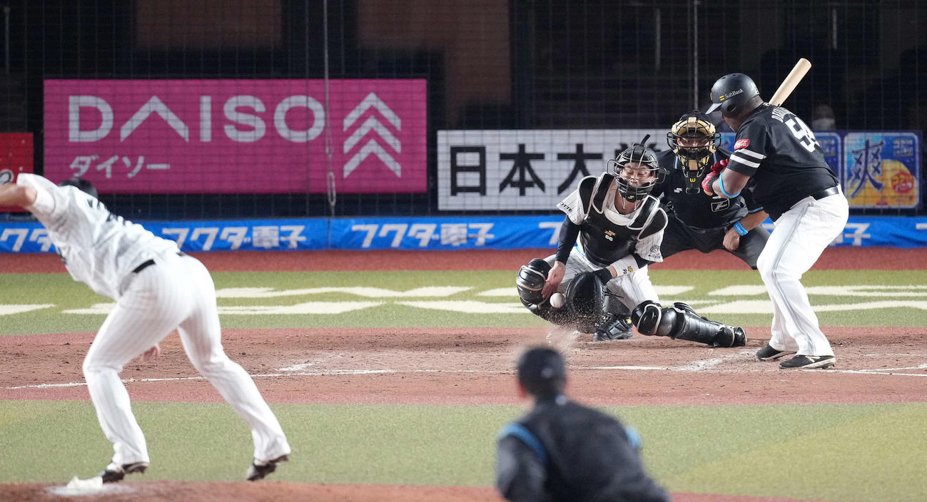 ロッテ対ソフトバンク　5回表ソフトバンク2死一、三塁、打者デスパイネの時、暴投する岩下（撮影・鈴木みどり）