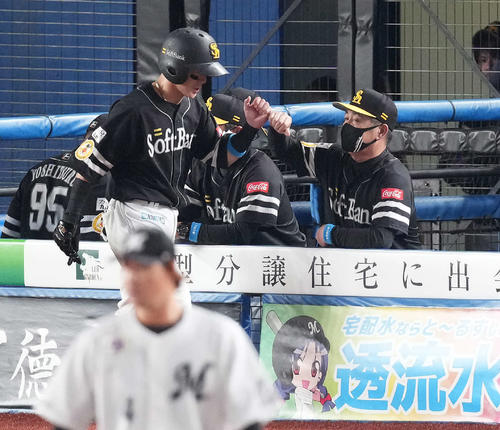 ロッテ対ソフトバンク　5回表ソフトバンク2死一、三塁、打者デスパイネの時、暴投で生還した三塁走者牧原を迎える工藤監督（右）（撮影・鈴木みどり）