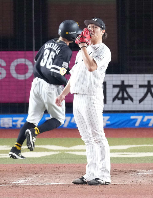 ロッテ対ソフトバンク　5回表ソフトバンク2死一、三塁、打者デスパイネの時、暴投し三塁走者牧原の生還を許した岩下は顔をしかめる（撮影・鈴木みどり）