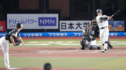 ロッテ対ソフトバンク　5回裏ロッテ2死、左越えソロ本塁打を放つ加藤。投手笠谷（撮影・鈴木みどり）