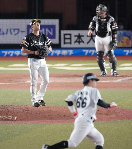 ロッテ対ソフトバンク　5回裏ロッテ2死、加藤に左越えソロ本塁打を浴びる笠谷（撮影・鈴木みどり）