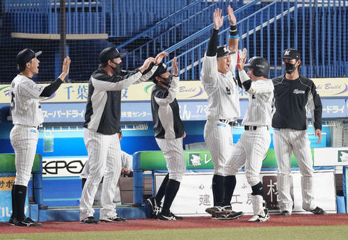 ロッテ対ソフトバンク　5回裏ロッテ2死、左越えソロ本塁打を放った加藤（右から2人目）はナインと笑顔でハイタッチ（撮影・鈴木みどり）