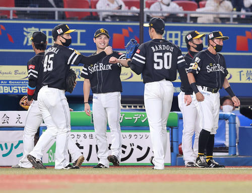 ロッテ対ソフトバンク　6回裏ロッテの後続を無失点で抑えたソフトバンク板東（50番）を笑顔で迎える笠谷（左から3人目）（撮影・垰建太）