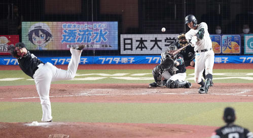 ロッテ対ソフトバンク　9回裏ロッテ2死一塁、左中間にサヨナラ2点本塁打を放つ岡。投手森（撮影・鈴木みどり）