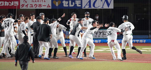 ロッテ対ソフトバンク　9回裏ロッテ2死一塁、サヨナラ本塁打を放った岡（右）を迎えるロッテナイン（撮影・鈴木みどり）
