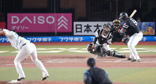 ロッテ対ソフトバンク　5回表ソフトバンク2死一、三塁、打者デスパイネの時、暴投する岩下（撮影・鈴木みどり）
