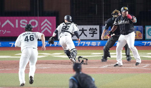 ロッテ対ソフトバンク　5回表ソフトバンク2死一、三塁、打者デスパイネの時、暴投する岩下（撮影・鈴木みどり）