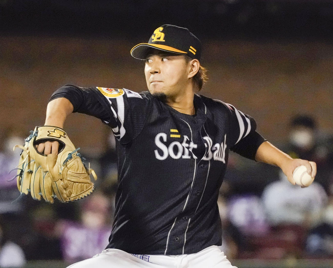 8回に登板しプロ初勝利を挙げたソフトバンク古谷（共同）