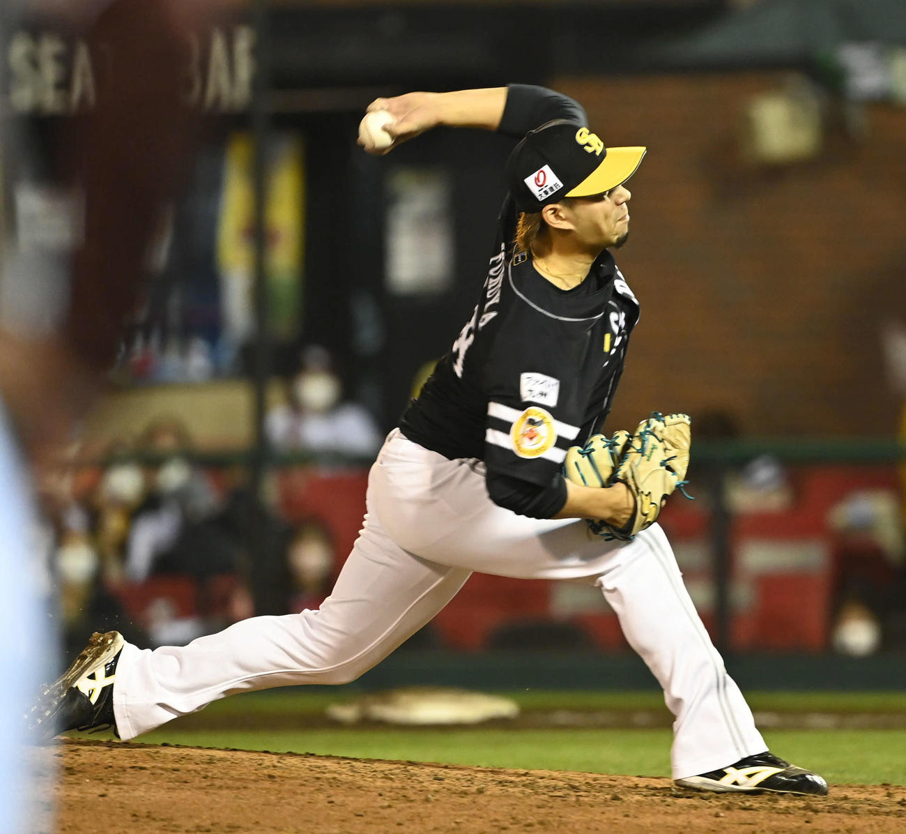 楽天対ソフトバンク　8回にソフトバンク4番手で登板しプロ初勝利を挙げた古谷（撮影・山崎安昭）