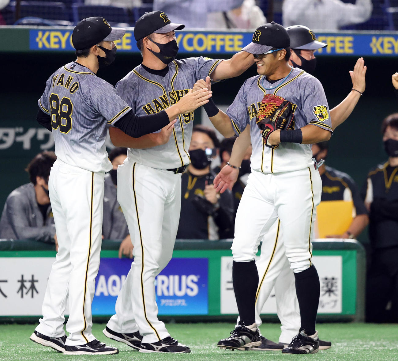 巨人対阪神　試合後、矢野監督（左）、井上ヘッドコーチ（中央）に迎えられる板山（撮影・狩俣裕三）