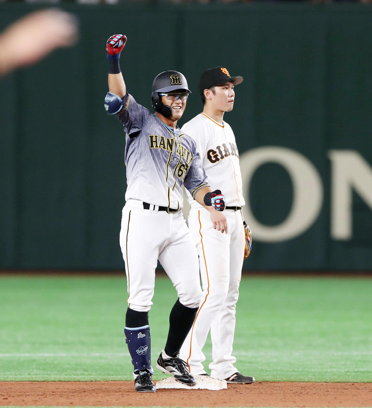 巨人対阪神　9回表阪神2死一、二塁、板山は右越え適時二塁打を放ち、ベンチに向かって右手を突き上げる（撮影・加藤哉）