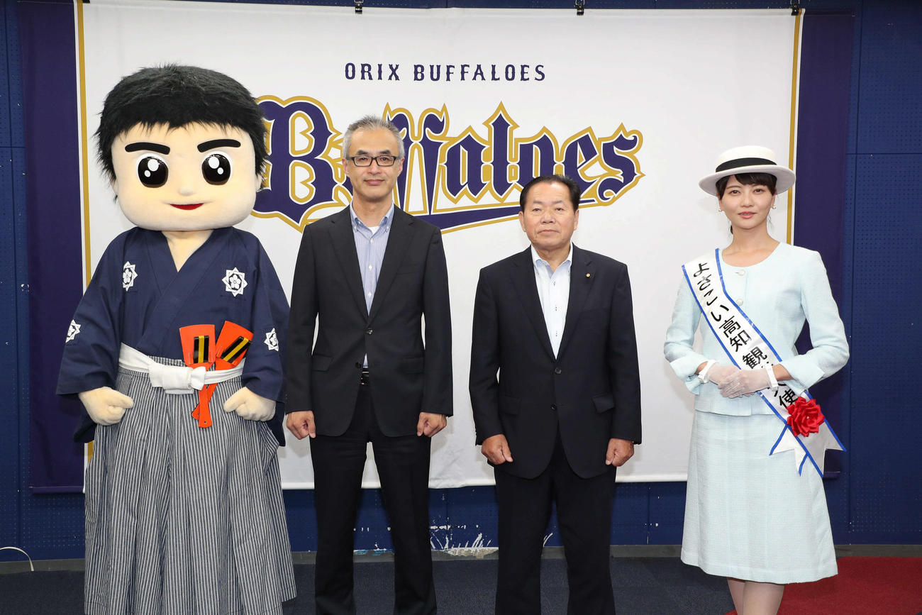 高知市から表敬訪問を受け、記念写真に収まる左から、りょうまくん、湊道夫球団社長、和田勝美議長、田辺千香子・よさこい高知観光大使