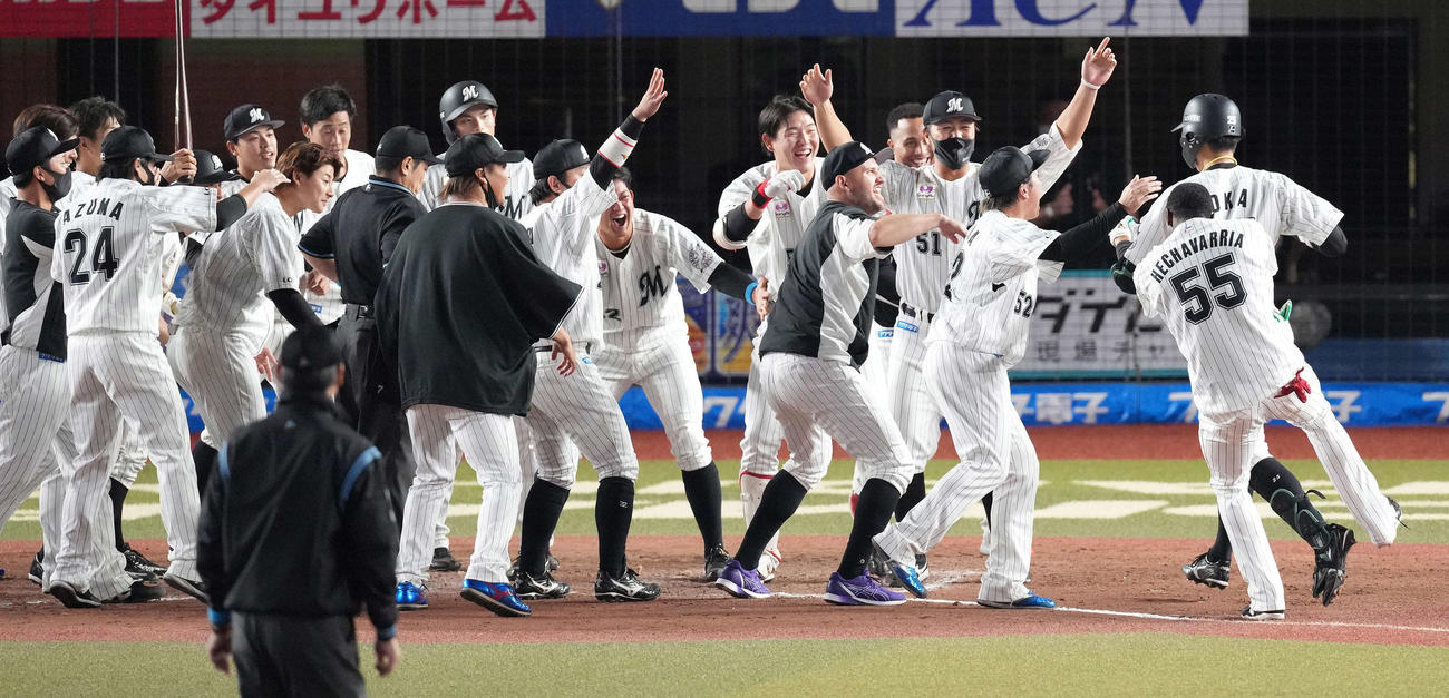 ロッテ対ソフトバンク　9回裏ロッテ2死一塁、サヨナラ本塁打を放った岡（右奥）を迎えるロッテナイン（撮影・鈴木みどり）