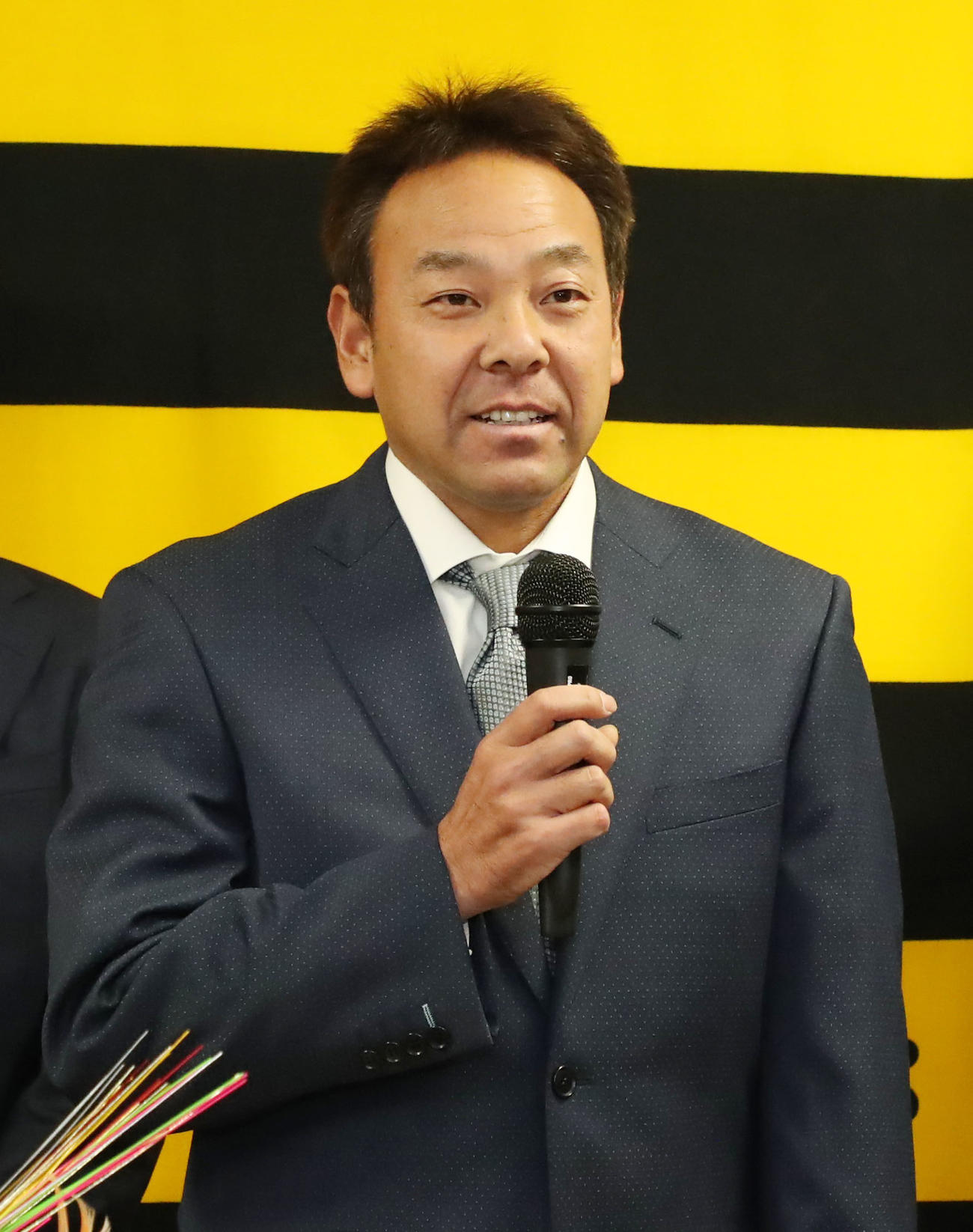 19年１月、阪神球団の仕事始めで新入団の紹介を行いあいさつするスコアラーの谷中真二氏