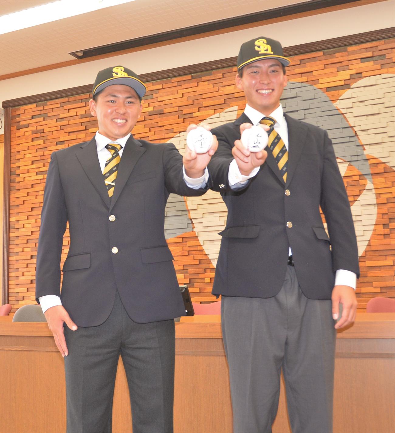 指名あいさつに臨み、笑顔を見せる東北福祉大・三浦（左）と大竹（撮影・佐藤究）