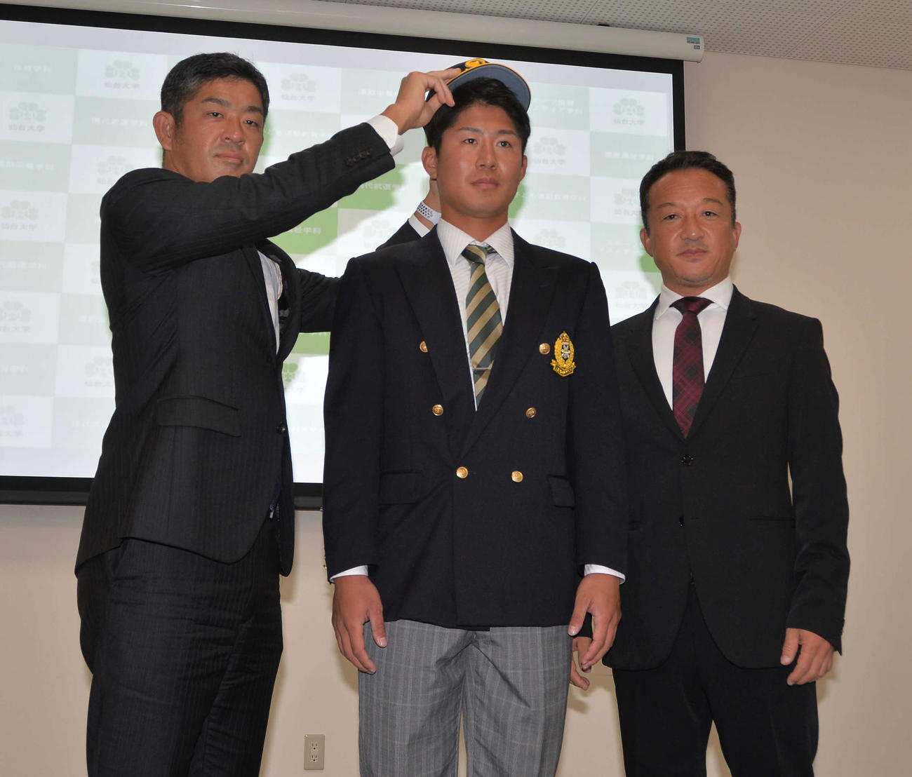 指名あいさつに臨んだ仙台大・川村友斗（中央）とソフトバンク作山アマスカウトチーフ補佐（右）、福山アマスカウトチーフ（撮影・佐藤究）