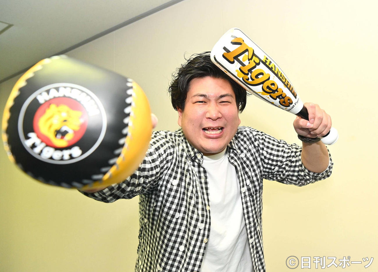 グッズを手に阪神秋山にエールを送るビスケットブラザーズのきん（2021年10月7日撮影）※撮影の時だけマスクを外しています