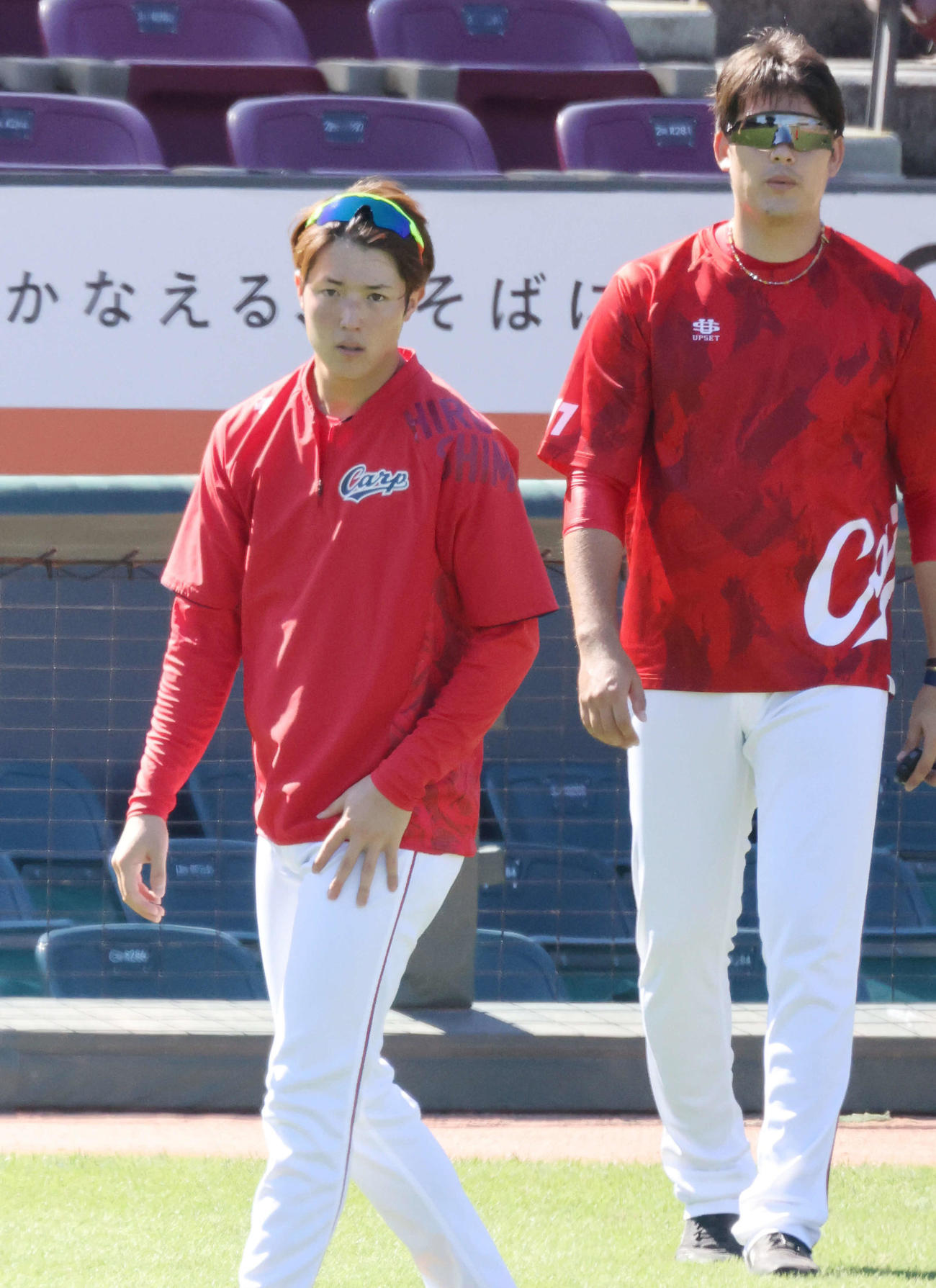 広島投手指名練習　森下（左）と九里（右）（撮影・加藤孝規）