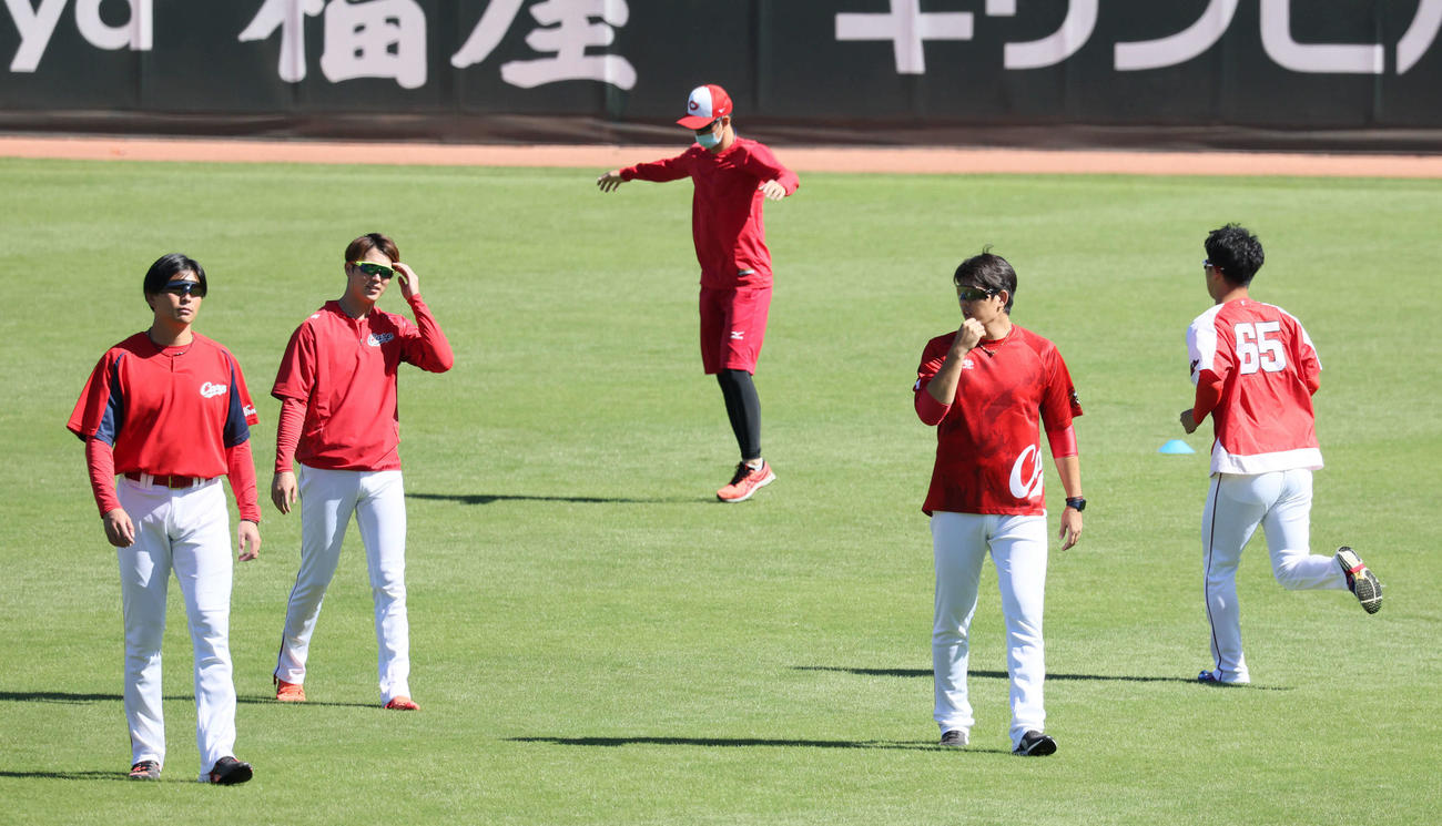 指名練習を行った、左から大瀬良、森下、1人おいて九里、玉村（撮影・加藤孝規）