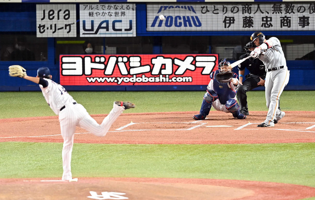 ヤクルト対巨人　1回表巨人1死、先制の19号ソロ本塁打を放つ坂本。投手高梨（撮影・たえ見朱実）