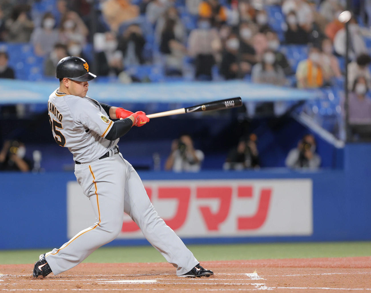 ヤクルト対巨人　1回表巨人1死一塁、左越え2点本塁打を放つ岡本和（撮影・河田真司）