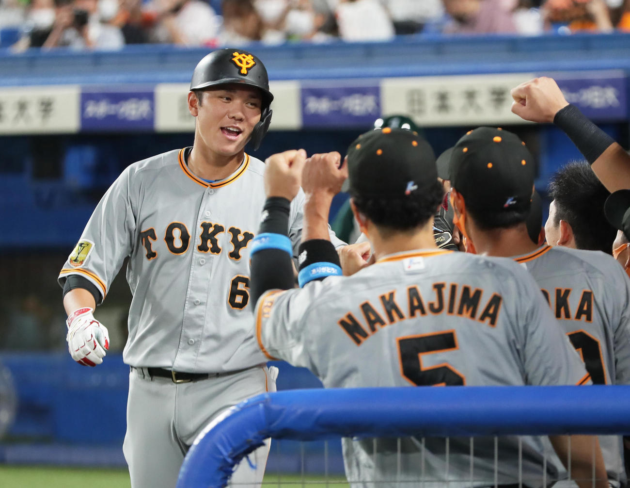 ヤクルト対巨人　1回表巨人1死、先制本塁打を放ちタッチを交わす坂本（撮影・足立雅史）