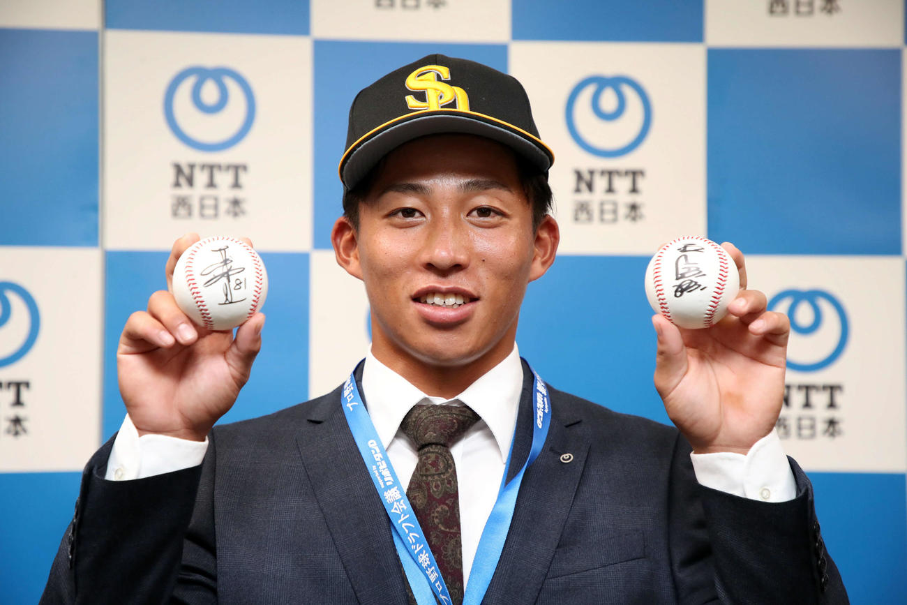 工藤監督（左）と王会長（右）のサインボールを手に笑顔を見せるNTT西日本・野村勇（撮影・加藤哉）