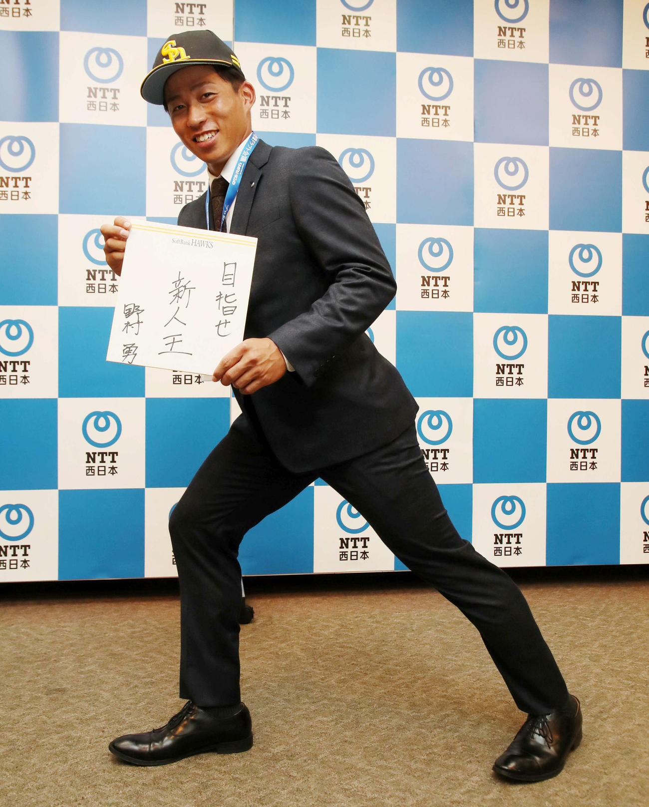 ソフトバンクからドラフト4位指名のあいさつを受けたNTT西日本・野村勇は、自慢の足をアピールする（撮影・加藤哉）