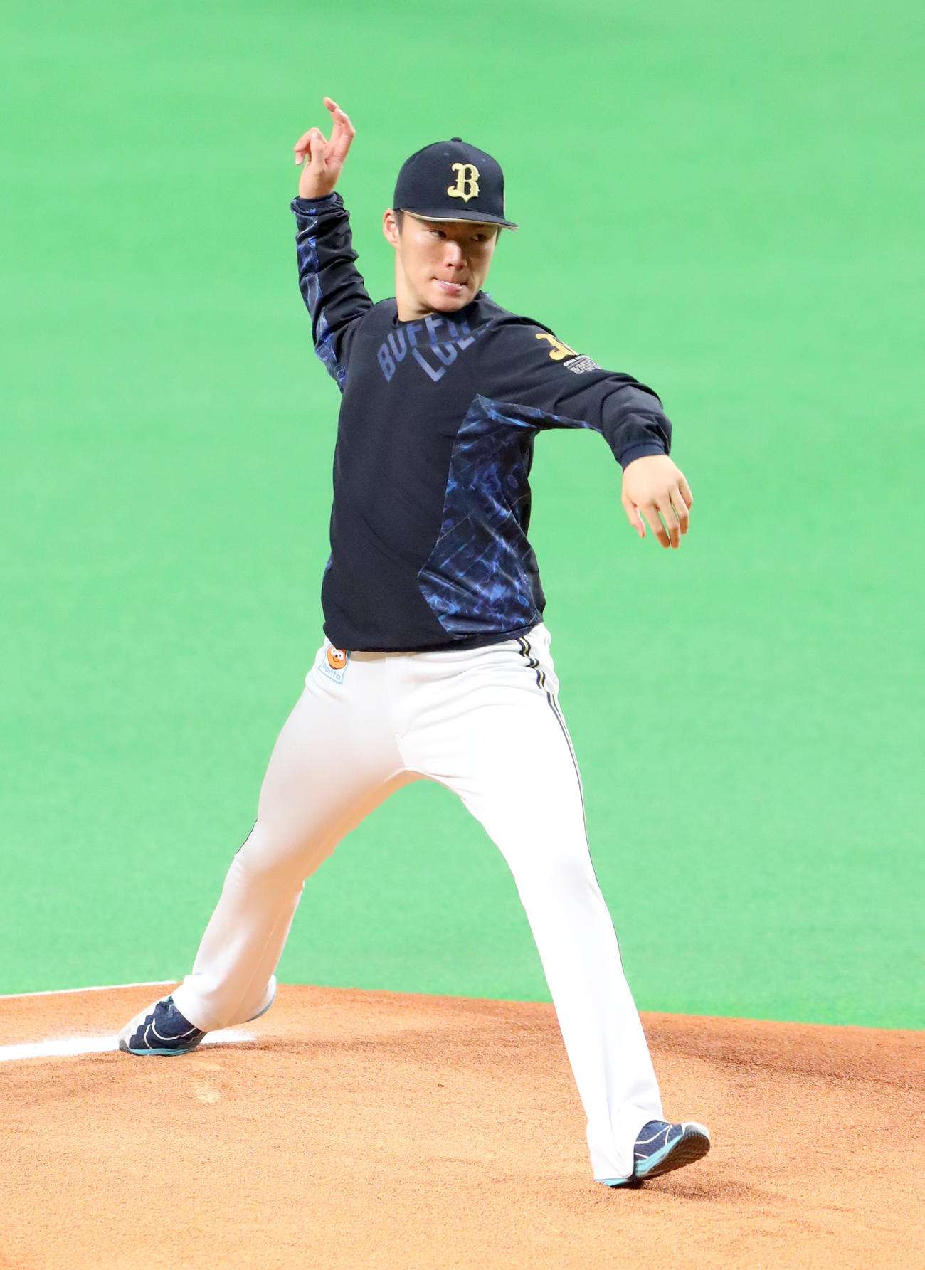 日本ハム対オリックス　マウンドの感触を確認するオリックス山本（撮影・佐藤翔太）