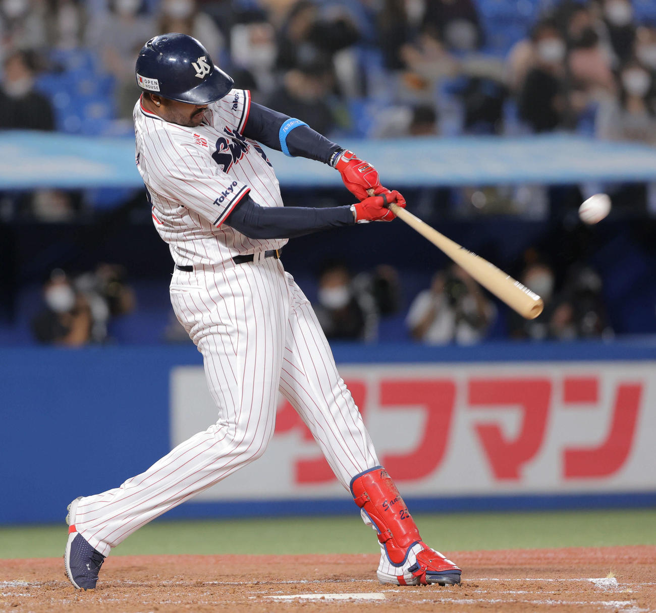 ヤクルト対巨人　2回裏ヤクルト1死、左中間ソロ本塁打を放つサンタナ（撮影・河田真司）