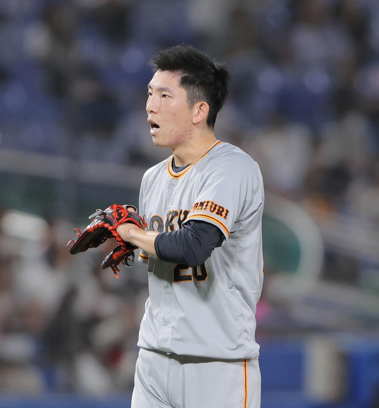 ヤクルト対巨人　2回裏ヤクルト1死、サンタナ左中間ソロ本塁打を浴びる戸郷（撮影・河田真司）