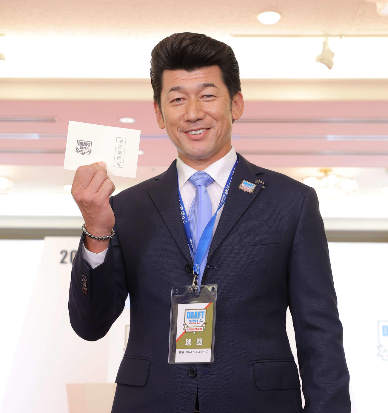 11日、1位指名で市和歌山・小園の交渉権を獲得したDeNA三浦監督