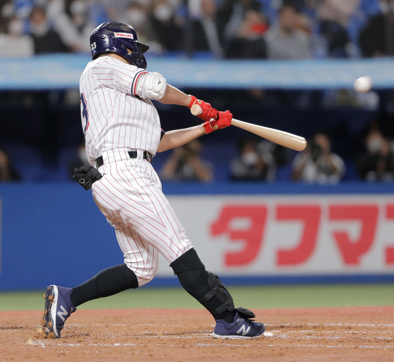 ヤクルト対巨人　3回裏ヤクルト1死、右越えソロ本塁打を放つ青木（撮影・河田真司）