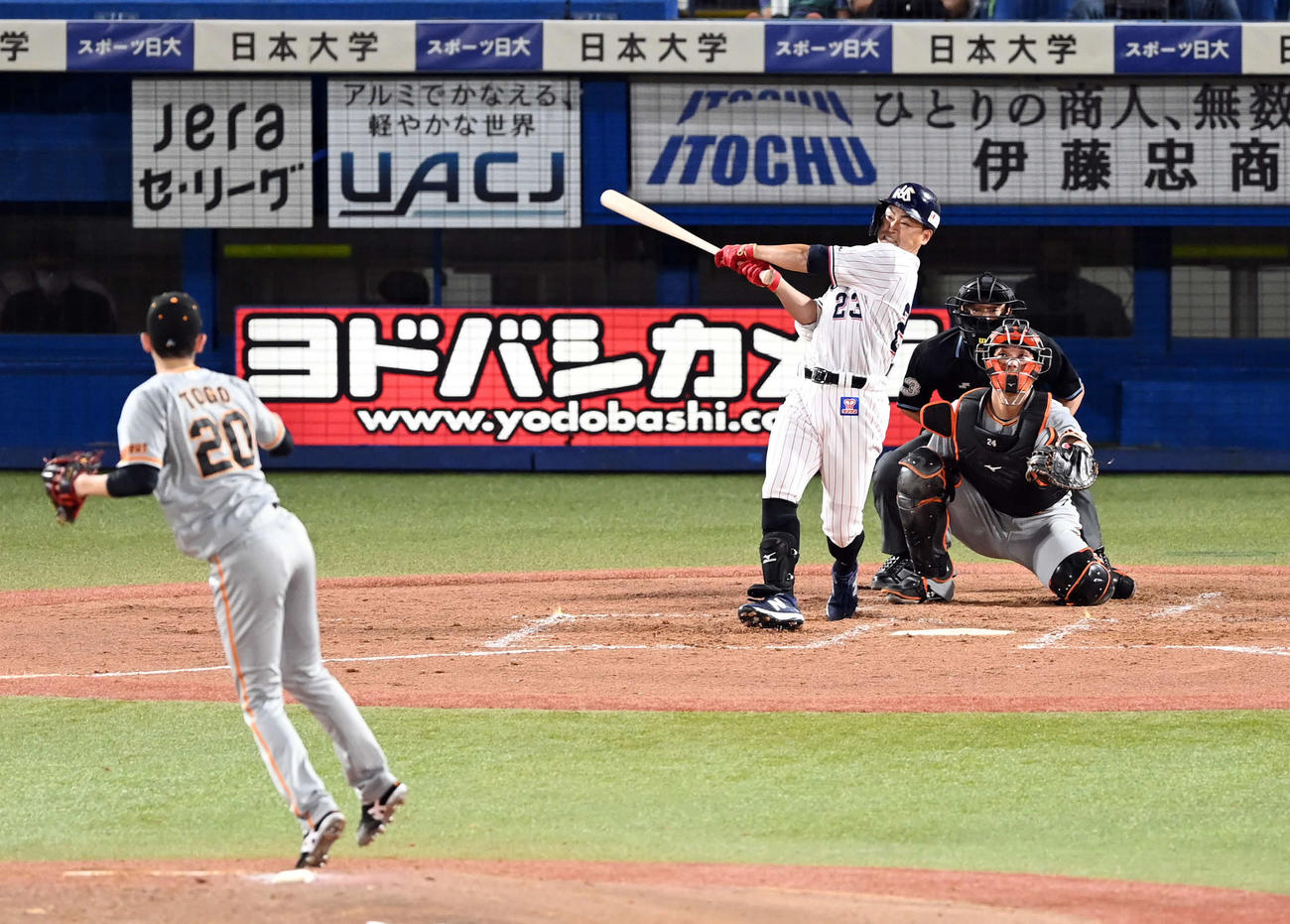 ヤクルト対巨人　3回裏ヤクルト1死、右越えにソロ本塁打を放つ青木。投手戸郷（撮影・たえ見朱実）