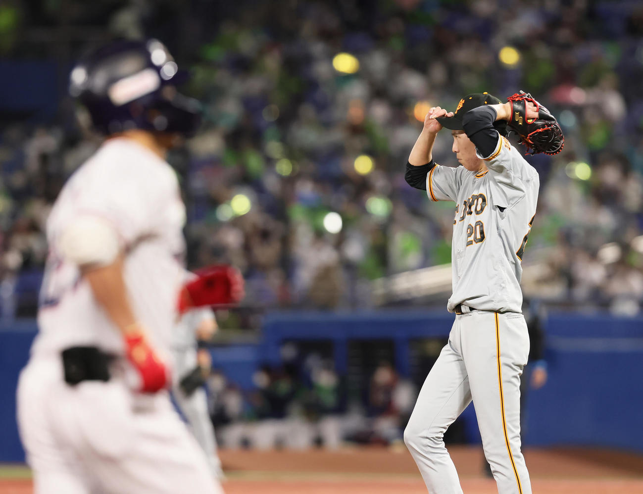ヤクルト対巨人　3回裏ヤクルト1死、青木（左）に右越え本塁打を浴びる戸郷（撮影・足立雅史）