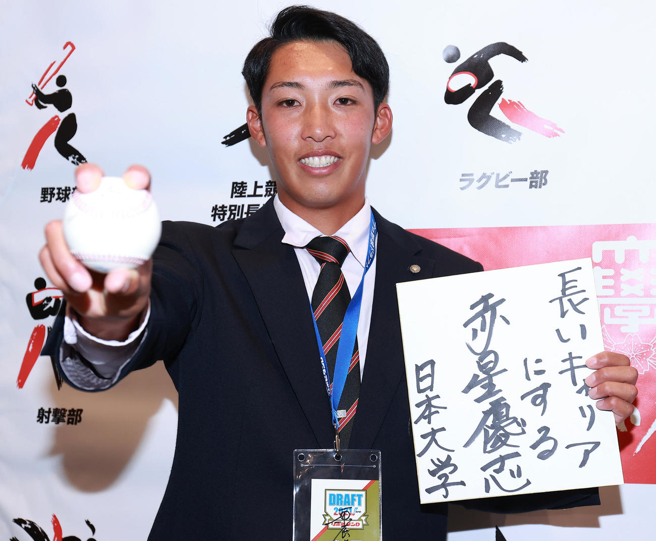 巨人3位指名の日大・赤星は、巨人の指名あいさつを終え、「長いキャリアにする」と目標を記した（撮影・野上伸悟）