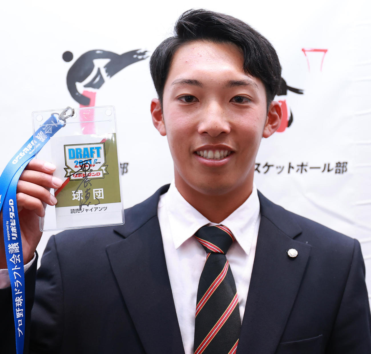 巨人3位指名の日大・赤星は、指名あいさつで巨人原監督のサイン入りドラフト会議用IDを贈られ笑顔（撮影・野上伸悟）